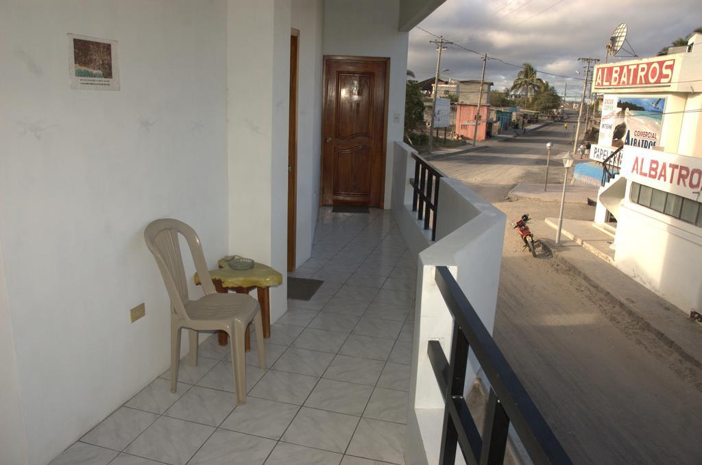 Hostal La Isla Del Descanso Puerto Villamil Buitenkant foto
